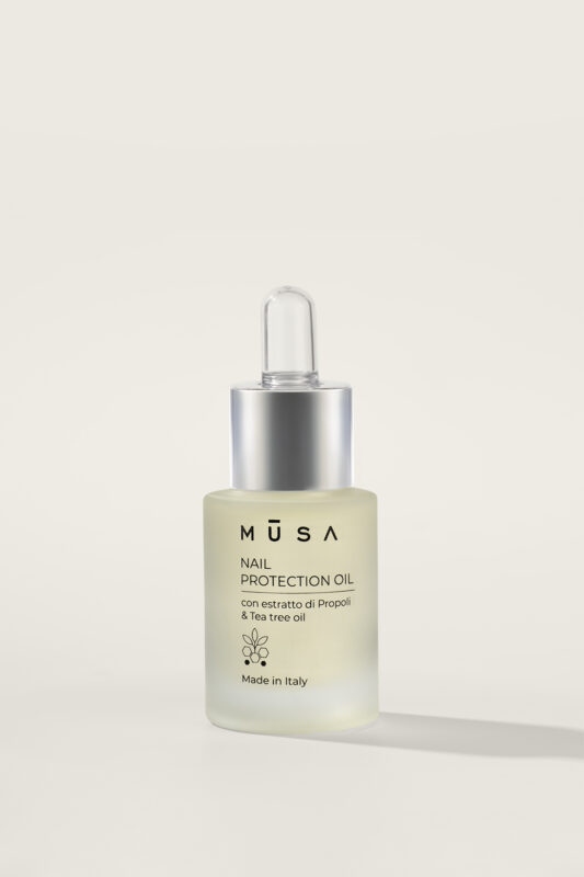 Nail Protection Oil 15 мл – защитно и укрепващо масло за нокти и кожички с прополис и tea tree, предпазва от инфекции и чупливост.